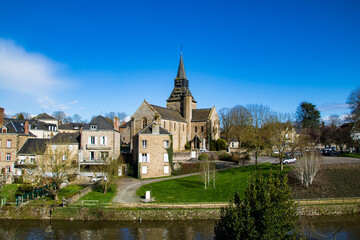 Vue sur le centre du village d’Ambrières-les-Vallées et son église (Pays-de-la-Loire, France)