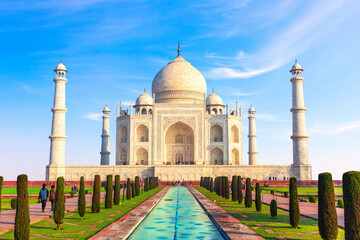 Fototapeta na wymiar Famous Taj Mahal, Agra, Uttar Pradesh, India