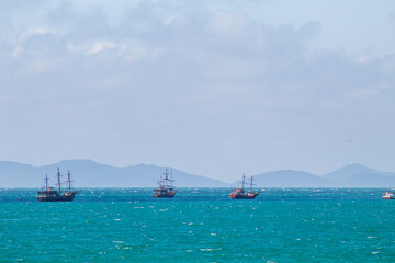 frota de barcos piratas na praia da Cachoeira do Bom Jesus Florianópolis Santa Catarina Brasil