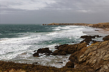 Fototapeta na wymiar La côte sauvage à Quiberon pendant une tempête hivernale en Bretagne