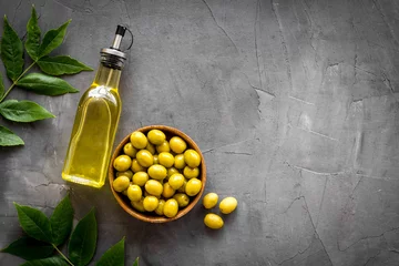 Fototapeten Bottle of olive cooking oil with green olives in bowl © 9dreamstudio