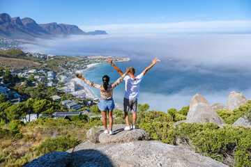 Blick vom Aussichtspunkt The Rock in Kapstadt über Campsbay, Blick über Camps Bay mit Nebel über dem Meer. Nebel aus dem Ozean in Camps Bay Cape Town