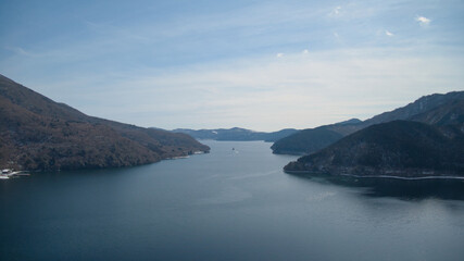 雪の積もる箱根と芦ノ湖の空撮
