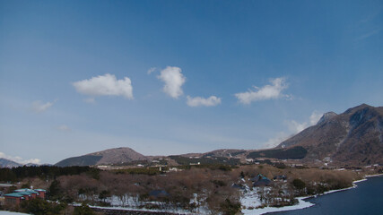 雪の積もる箱根と芦ノ湖の空撮