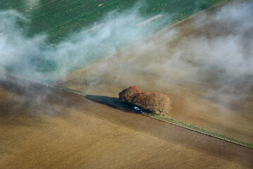 vue aérienne de paysage d'automne dans la brume à Betz dans l'Oise en France