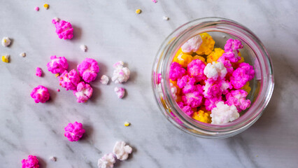 Frasco de dulces de colores artesanales esparcidos en la mesa