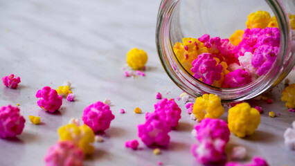 Frasco de dulces artesanales de colores sobre la mesa