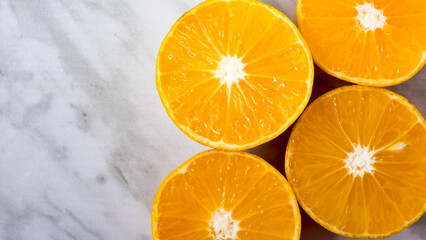 Naranjas cortadas en mitades