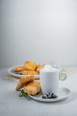 Kruche ciastka z nadzieniem jagodowym, kawa espresso z pianką