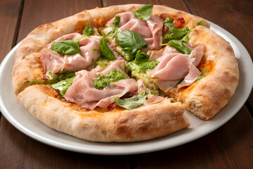 Deliziosa pizza gourmet con mortadella e pesto, Cucina Italiana 