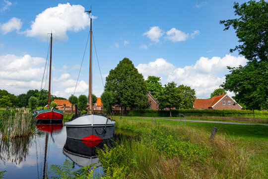 Landschaft bei Wiesmoor/Ostfriesland mit Torfschiffen
