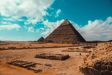 Obraz na płótnie Canvas Famous pyramids of giza in cairo egypt