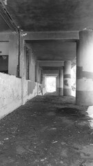 Obraz premium old abandoned building. Old stairs of an abandoned house. old room interior