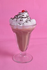 bebida de chocolate en un fondo rosa