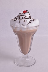 bebida de chocolate en un fondo blanco