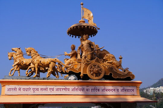Krishna giving Geeta updesh in mahabharat statue images geeta updesh