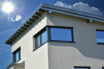 Fototapeta na wymiar Fassade einer neu gebauten modernen Mehrfamilien-Wohnanlage