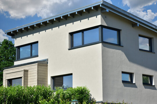 Fassade einer neu gebauten modernen Mehrfamilien-Wohnanlage