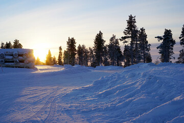 Winterlandschaft auf dem Berg in Levi bei Sonnenaufgang