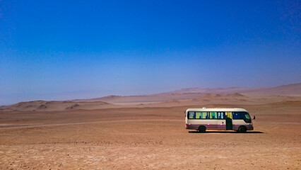 Obraz na płótnie Canvas Bus dans le désert