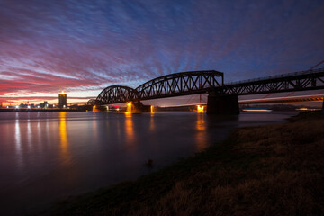 Beekerwerther Eisenbahnbrücke und Autobahnbrücke im Hintergrund am Abend