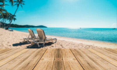 Fototapeta na wymiar Fondo de playa con sillas desenfocado con tabla de mesa en primer plano. Paisaje y mesa. Tablón y fondo de playa. Naturaleza