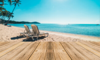 Fondo de playa con sillas desenfocado con tabla de mesa en primer plano. Paisaje y mesa. Tablón y fondo de playa. Naturaleza