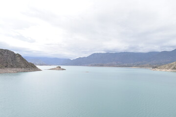 Laguna en las montañas