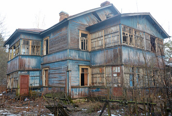 Fototapeta na wymiar Old and abandoned wooden house in Zelenogorsk, Russia. Falling apart dachas and a complete lack of people