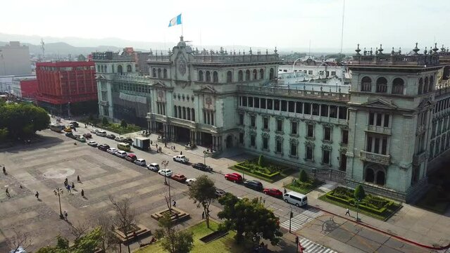Video de dron del Palacio Nacional de la Cultura, el edificio principal del Estado y gobierno al igual que museo, ubicado en el Centro Hist&oacute;rico en la zona 1 de la Ciudad de Guatemala, Guatemala.