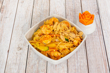 Stir-fried noodles with prawns, vegetables and soy sauce