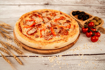 Пицца на белом фоне