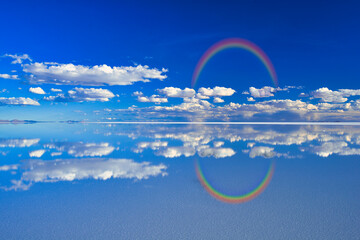 ミラーレイク・ウユニ塩湖にかかる虹 © san724
