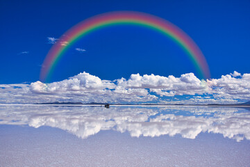 ミラーレイク・ウユニ塩湖にかかる虹 © san724