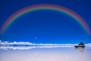 ミラーレイク・ウユニ塩湖にかかる虹 - obrazy, fototapety, plakaty