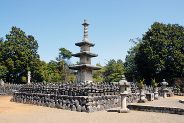 石塔寺　阿育王塔と石塔群　滋賀県東近江市