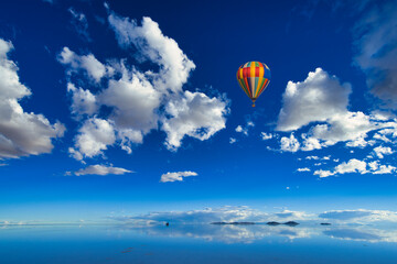 Fototapeta na wymiar ミラーレイク・ウユニ塩湖上空を飛行するバルーン