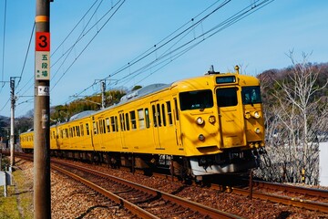 Fototapeta premium ＪＲ山陽本線を走る列車