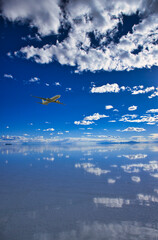 ミラーレイク・ウユニ塩湖上空を飛行する航空機