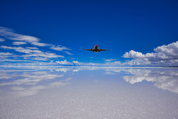 Fototapeta na wymiar ミラーレイク・ウユニ塩湖上空を飛行する航空機
