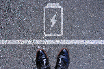 Fototapeta premium バッテリーの充電とアスファルト Charging battery outside in the street