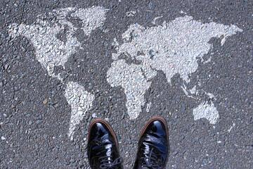 世界地図を前に立つ足 Feet standing before the worldmap