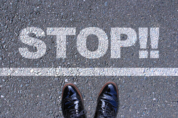 STOPとまれサインに立ち止まる足 Feet standing before Stop sign