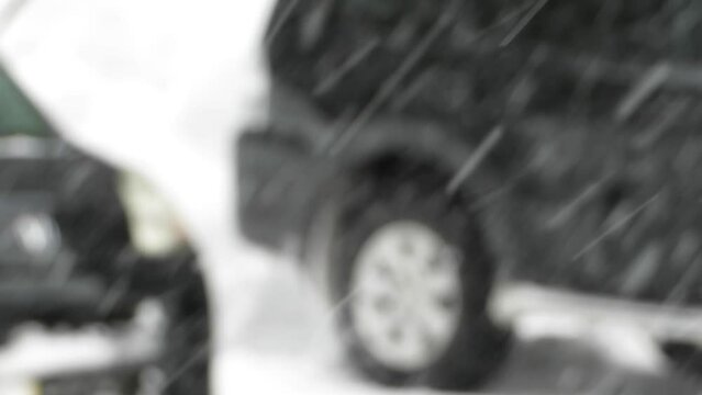 車に降り積もる雪　冬　イメージ