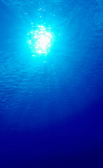 Fototapeta na wymiar 水中から見た太陽光 