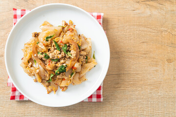 Stir-fried noodle with minced chicken and basil