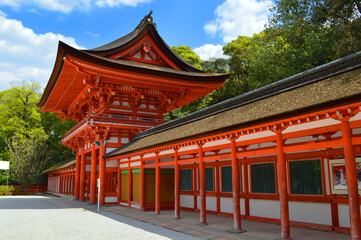 世界遺産の京都市下鴨神社の楼門 - obrazy, fototapety, plakaty