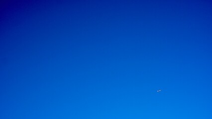 Obraz na płótnie Canvas 早朝の青空を飛ぶ飛行機（LCC ピーチアビエーション）の風景