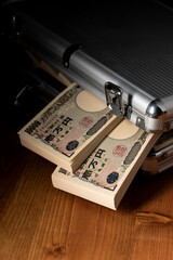 カバンに詰まった100万円の札束