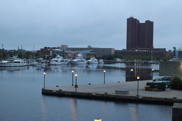 Obraz premium view of the harbor at night